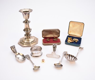 Lot 70 - A small collection of jewellery and silver