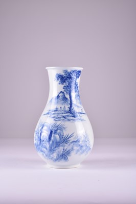 Lot 605 - A Japanese blue and white vase, 20th century