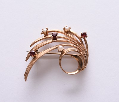 Lot 106 - A 9ct gold garnet and seed pearl spray brooch