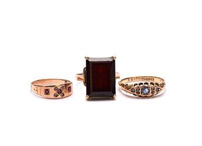 Lot 89 - Three stone set rings