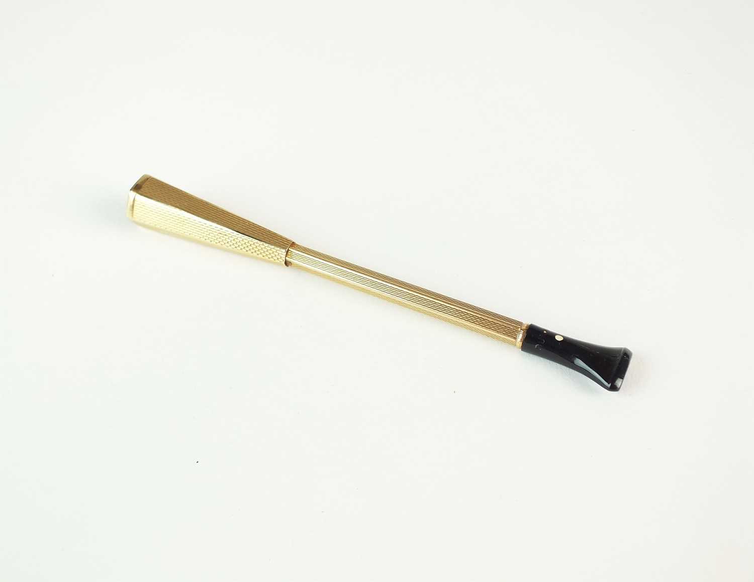 Lot 60 - A 9ct gold cheroot/cigarette holder