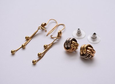 Lot 91 - Two pairs of earrings