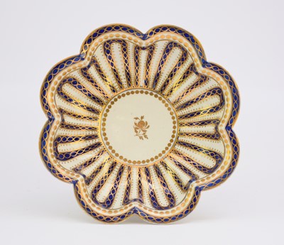 Lot 199 - A rare Caughley 'Hoop and Chain' bon bon dish, circa 1785-90