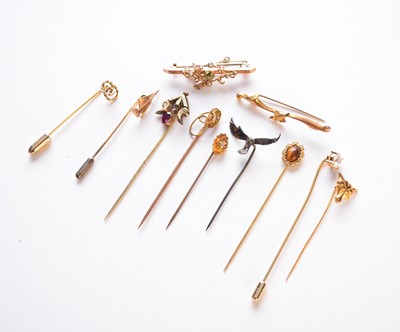 Lot 74 - A small collection of pins and brooches