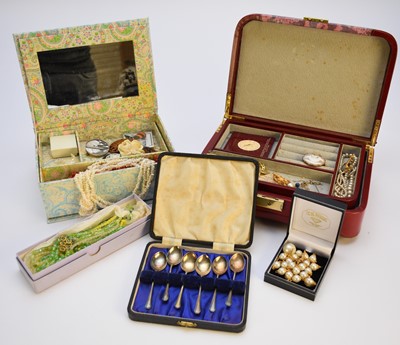Lot 70 - A large collection of costume jewellery