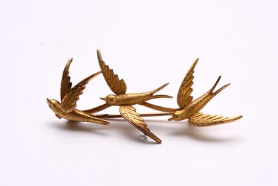 Lot 105 - A yellow metal swallows in flight bar brooch