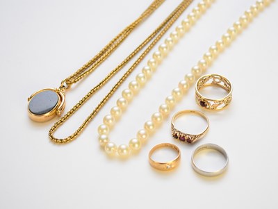 Lot 113 - Three rings, a cultured pearl necklace and a fob