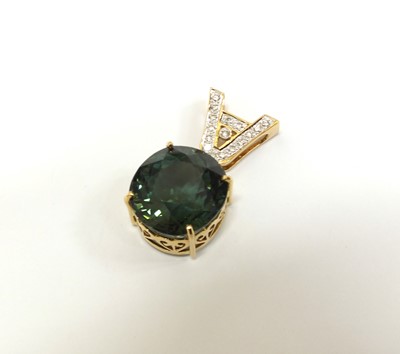 Lot 116 - An 18ct gold green tourmaline and diamond pendant