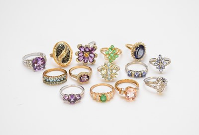 Lot 136 - A collection of rings