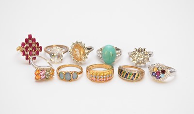 Lot 137 - A collection of rings