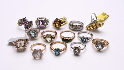 Lot 138 - A collection of rings