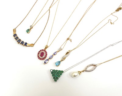 Lot 158 - A collection of necklaces