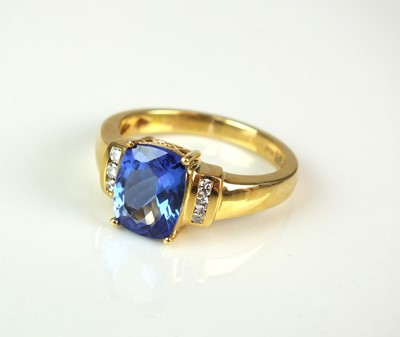 Lot 192 - An 18ct gold tanzanite and diamond ring