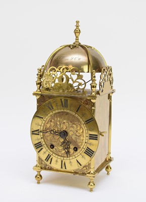 Lot 529 - An early 20th century reproduction brass lantern clock