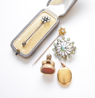 Lot 175 - A small collection of jewellery