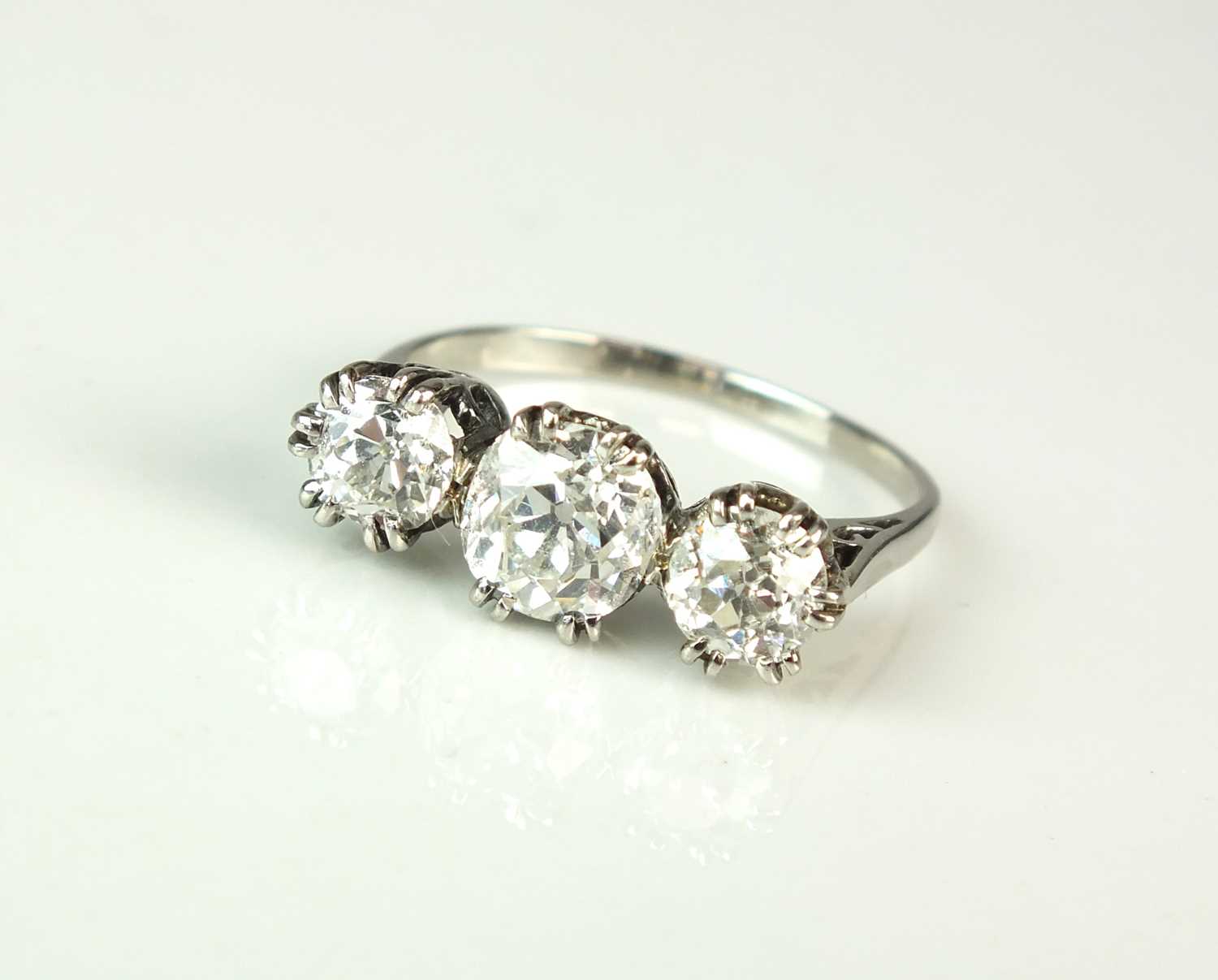 Lot 26 - A graduated three stone diamond ring