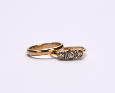 Lot 198 - A three stone graduated diamond ring and a 9ct gold wedding band