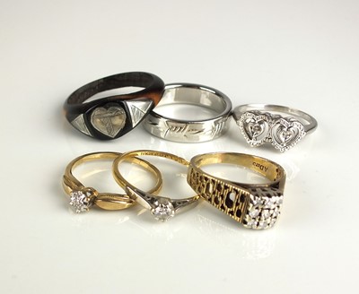 Lot 147 - A collection of rings