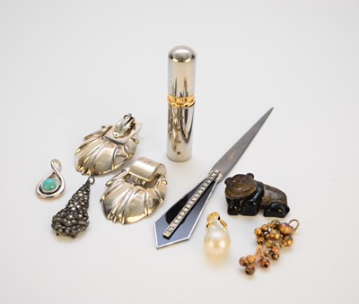 Lot 138 - A small collection of jewellery and bijouterie