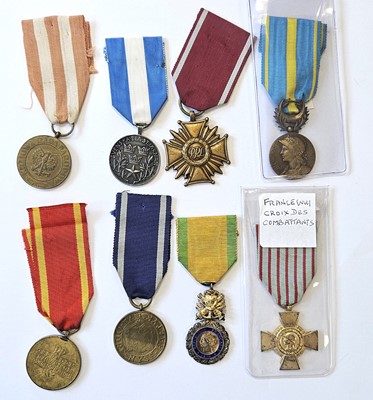 Lot 102 - A mixed collection of modern medals and copies of medals.