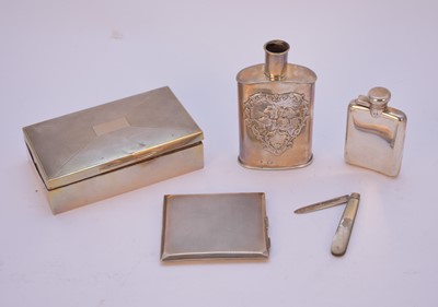 Lot 28 - A small collection of silver