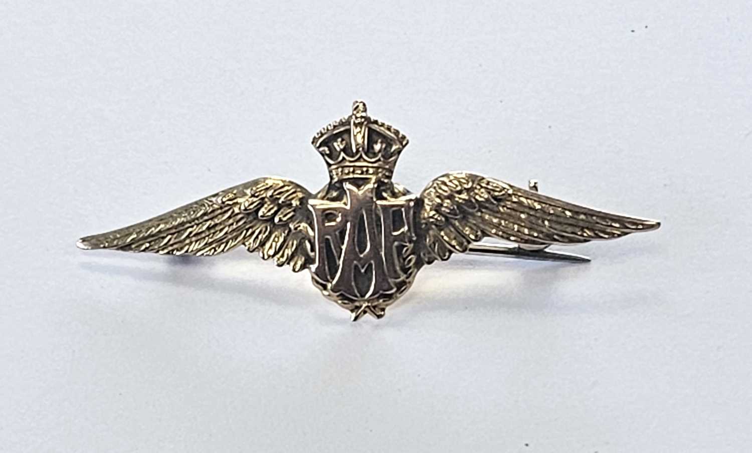 Lot 41 - A gold RAF sweetheart brooch, stamped '9ct',...