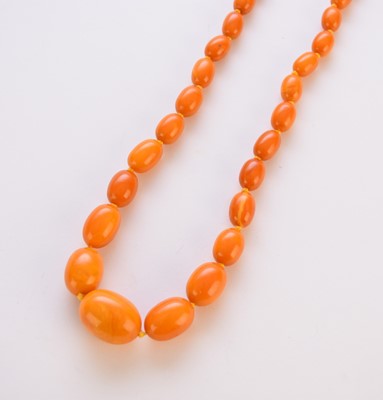 Lot 93 - A graduated oval amber bead necklace