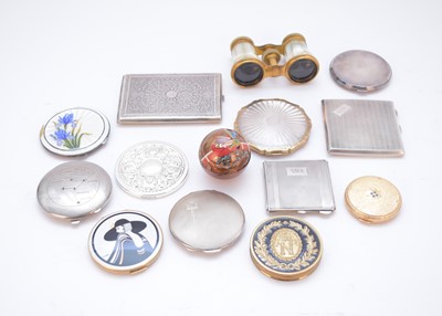 Lot 18 - A collection of silver and gilt metal compacts/cigarette cases