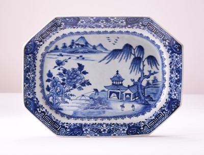 Lot 33 - A Chinese blue and white serving dish, 18th century