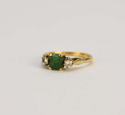 Lot 120 - An emerald and diamond ring