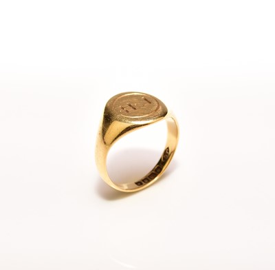 Lot 279 - An 18ct gold signet ring