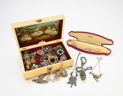 Lot 189 - A collection of jewellery and costume jewellery