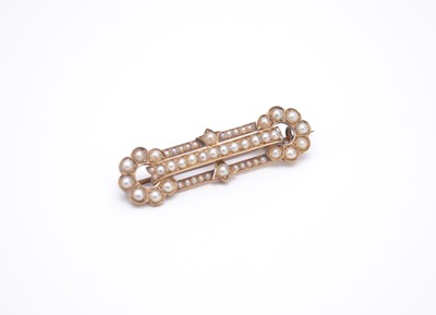 Lot 323 - A late 19th century graduated split seed pearl stylised buckle bar brooch