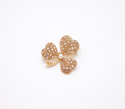 Lot 149 - An early 20th century split seed pearl set three leaf clover brooch