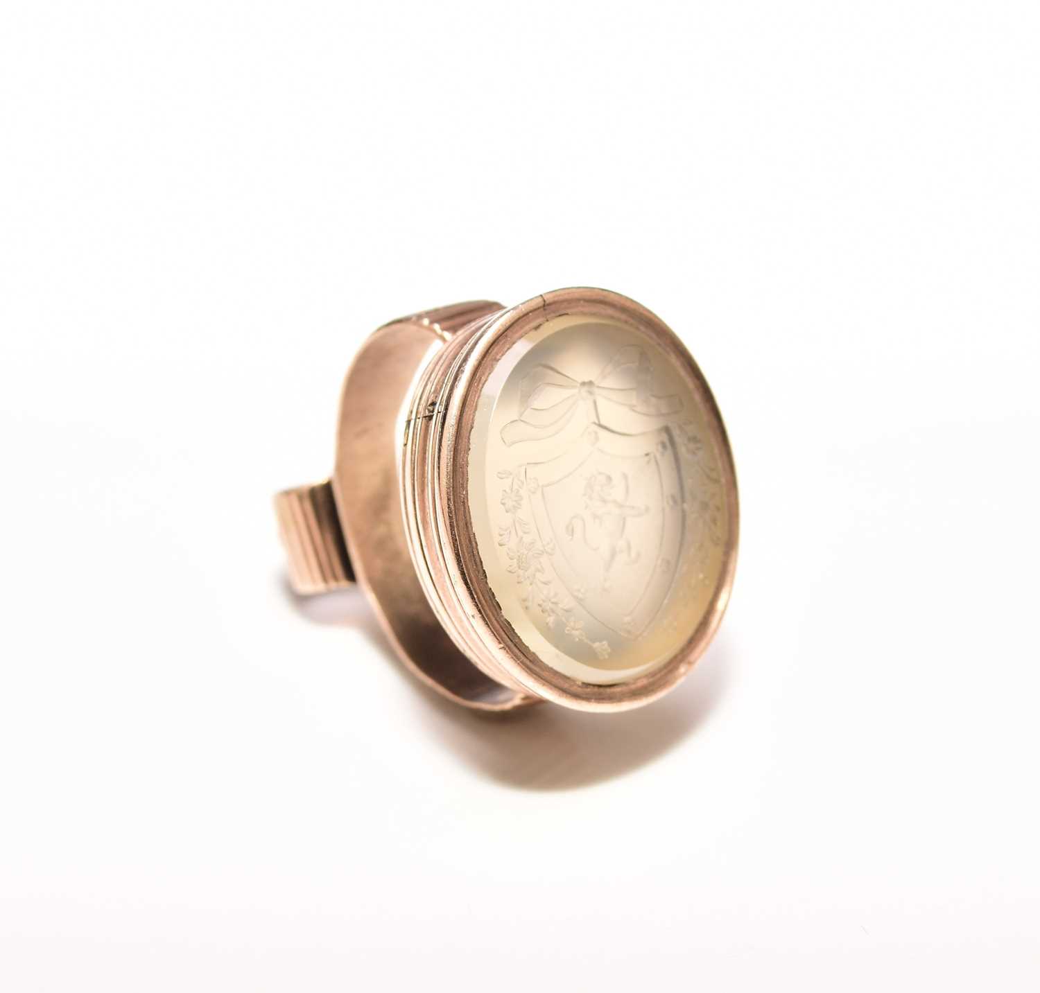 Lot 115 - A hardstone seal fob with engraved intaglio crest