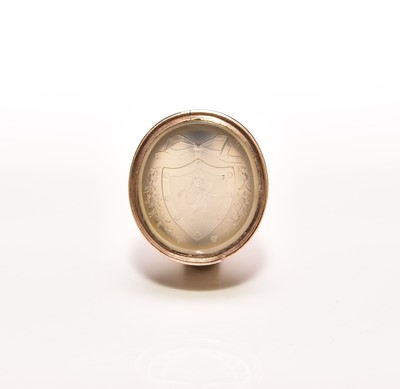 Lot 115 - A hardstone seal fob with engraved intaglio crest