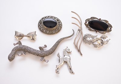 Lot 287 - A collection of fourteen brooches