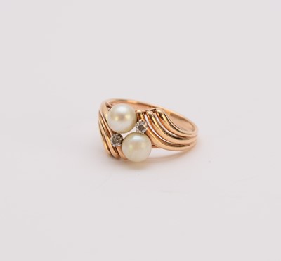 Lot 148 - A cultured pearl and diamond crossover ring