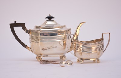 Lot 49 - An Edwardian silver teapot and sugar bowl