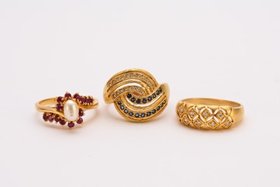 Lot 90 - Three stone set rings