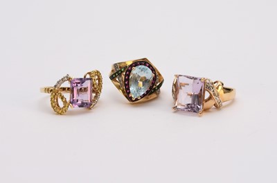 Lot 238 - Three stone set rings