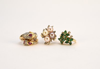 Lot 167 - Three stone set rings