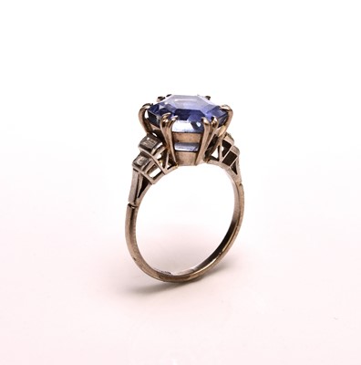 Lot 181 - A sapphire and diamond ring