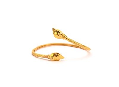 Lot 109 - A yellow metal stylised torque bangle