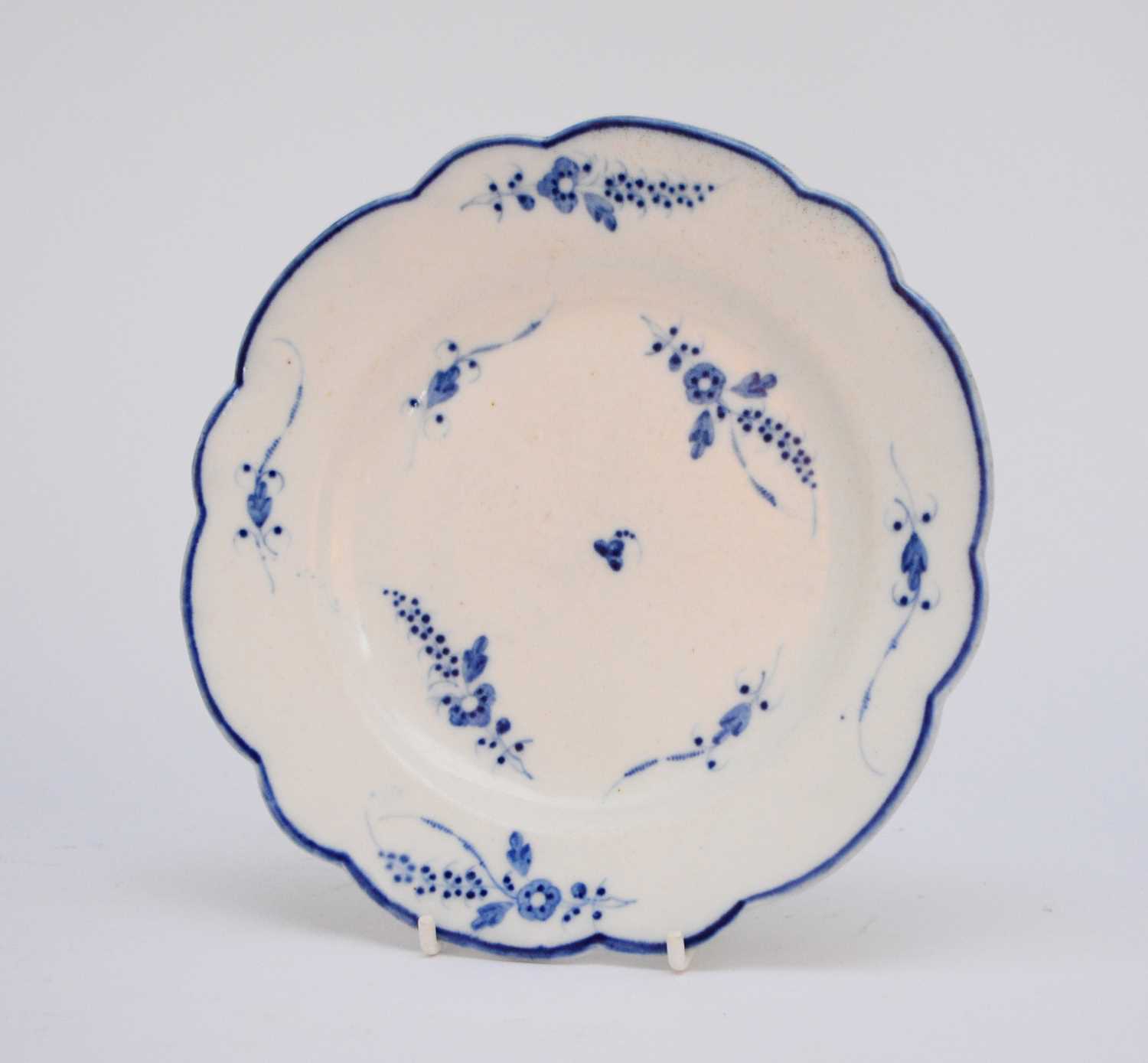 Lot 17 - Caughley 'Chantilly Sprigs' plate, circa 1784-95