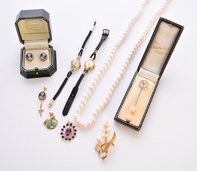 Lot 165 - A small collection of jewellery