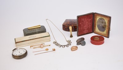 Lot 297 - A small collection of jewellery and bijouterie