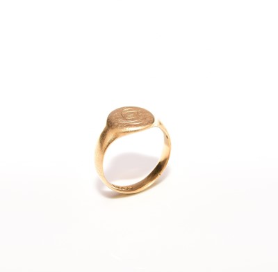 Lot 256 - An 18ct gold signet ring