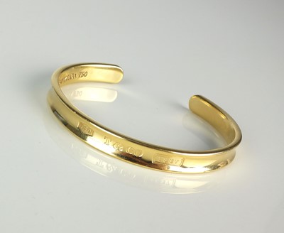 Lot 74 - A Tiffany & Co 18ct yellow gold torque bangle