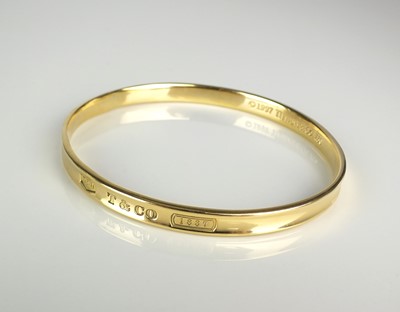 Lot 110 - A Tiffany & Co 18ct yellow gold bangle